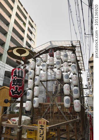 Scenery of the Gion Festival, the atmosphere of Nishinotoin-dori and Mt. Mantis Scenery of the Gion Festival, the atmosphere of Nishinotoin-dori and Mt. Mantis 105136920