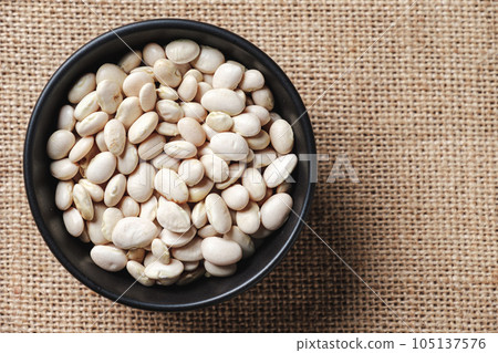 White kidney bean In Black cup. 105137576