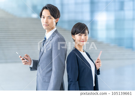 操作智能手機的商務人士。 105139661