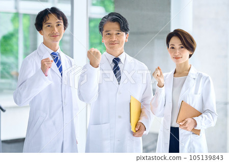 三個穿著白大褂的男女醫學圖像 三個穿著白大褂的男女醫學圖像 105139843