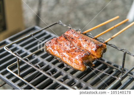 [Solo camping at an auto campsite Grilling eel kabayaki over a blazing fire] 105140178