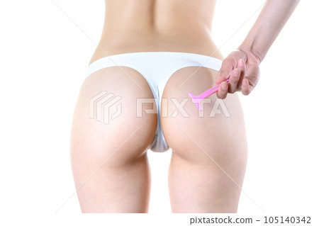 美麗的臀部在內衣的女人的形狀與 T 形剃須刀不需要的脫毛護理脫毛護理修剪 美麗的臀部在內衣的女人的形狀與 T 形剃須刀不需要的脫毛護理脫毛護理修剪 105140342