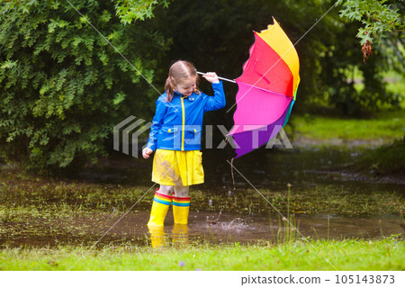 Little girl with umbrella in the rain 105143873