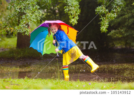 Little girl with umbrella in the rain 105143912