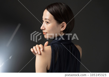 酷炫美女黑色背景 105145323