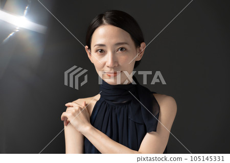 酷炫美女黑色背景 105145331