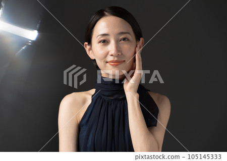 酷炫美女黑色背景 105145333