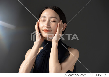 酷炫美女黑色背景 105145334