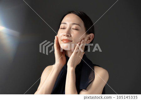 酷炫美女黑色背景 105145335