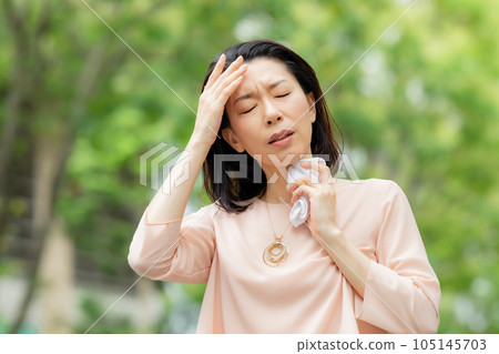 Female menopausal disorder heat stroke poor physical condition Female menopausal disorder heat stroke poor physical condition 105145703