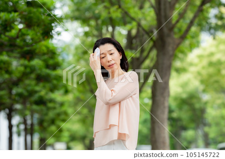 女性更年期障礙中暑身體狀況不佳 105145722