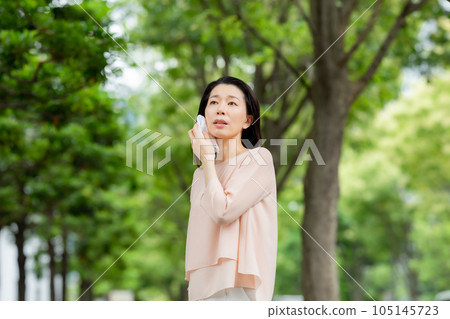 女性更年期障礙中暑身體狀況不佳 女性更年期障礙中暑身體狀況不佳 105145723