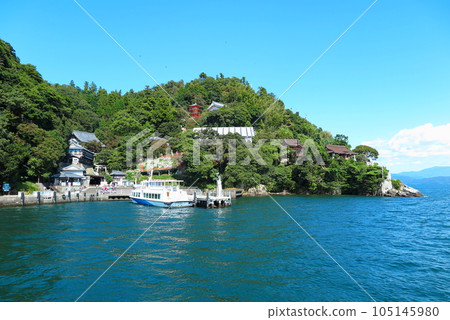 從渡輪上看到的琵琶湖竹生島:寶嚴寺和佃沼神社 從渡輪上看到的琵琶湖竹生島:寶嚴寺和佃沼神社 105145980