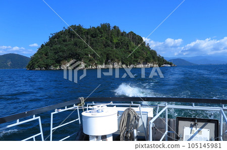 從渡輪船尾退去的琵琶湖築生島 105145981