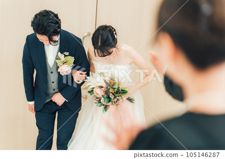 新娘和新郎進出婚禮儀式和招待會 新娘和新郎進出婚禮儀式和招待會 105146287