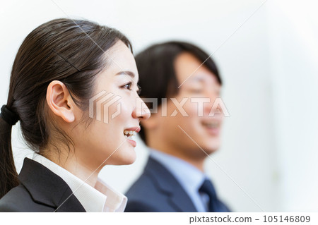 College student who receives a company interview in a company conference room (personnel, self-introduction, self-PR, job hunting, career change) 105146809