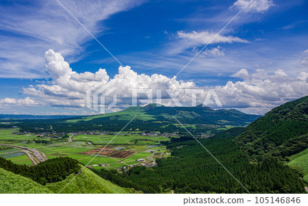 從阿蘇索馬山眺望阿蘇市和阿蘇山 105146846