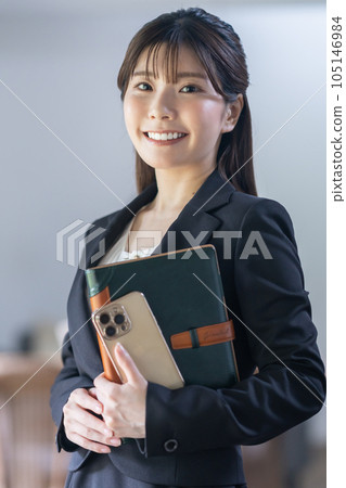 Young business woman with a notebook to do business 105146984