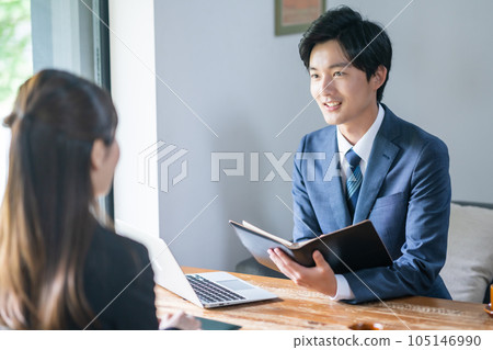 年輕商人傾聽並熱情服務客戶 105146990