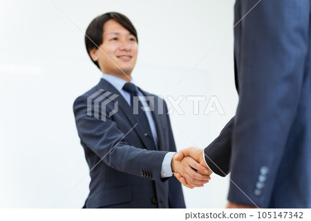 商人握手(合同、商務談判、夥伴關係) 商人握手(合同、商務談判、夥伴關係) 105147342