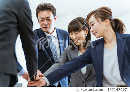 Asian businessmen and businesswomen working in an office forming a circle Asian businessmen and businesswomen working in an office forming a circle 105147667