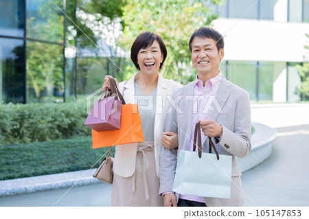 A middle-aged couple enjoys shopping.Photography cooperation "LINK FOREST" A middle-aged couple enjoys shopping.Photography cooperation "LINK FOREST" 105147853
