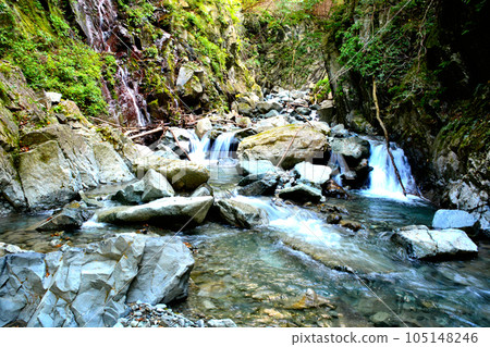 As soon as you step into Kanayama Valley from Hirogawara, it becomes a rough valley. 105148246