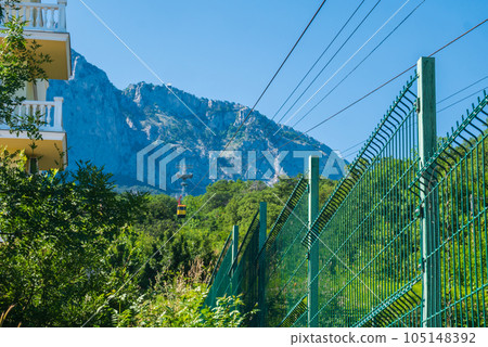 The yellow lift descends from the mountains. 105148392