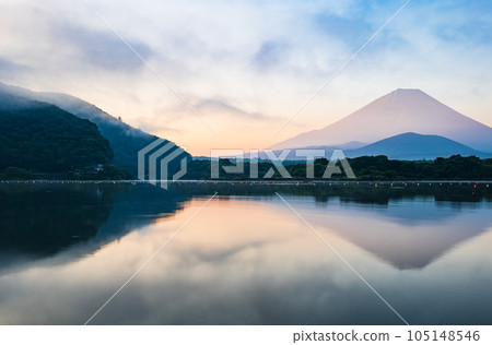 從精進湖夏日景色中看到日出時的富士山和嬰兒 105148546