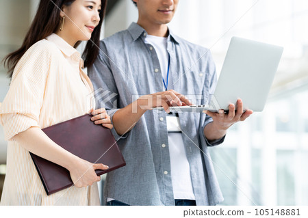 男女工程師業務團隊在辦公室開會 105148881