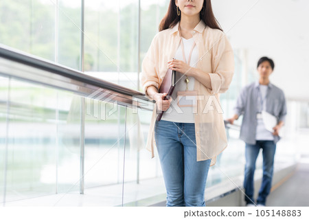 Business team of male and female engineers moving office 105148883
