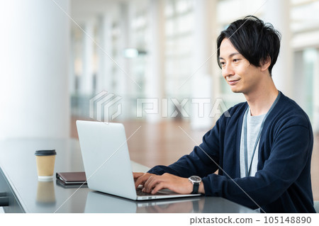 年輕男性工程師在辦公室使用電腦 105148890