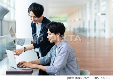 年輕男性工程師在辦公室開會 105148929