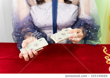 算命先生正在洗塔羅牌 算命先生正在洗塔羅牌 105149089