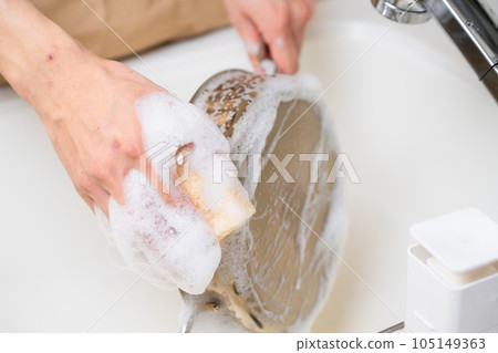 年輕人洗碗生活方式形象 年輕人洗碗生活方式形象 105149363