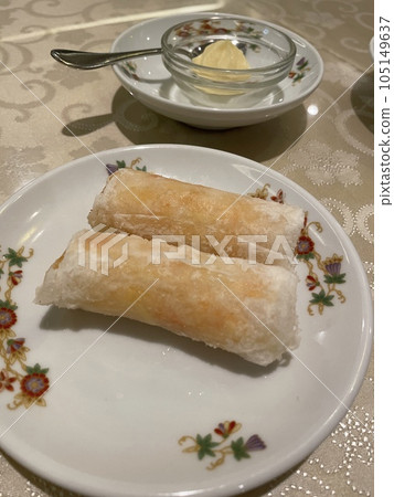 Deep-fried shrimp wrapped in wafers: A crispy and stylish Chinese fried dish. Deep-fried shrimp wrapped in wafers: A crispy and stylish Chinese fried dish. 105149637