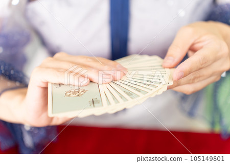 算命先生攤開塔羅牌 105149801