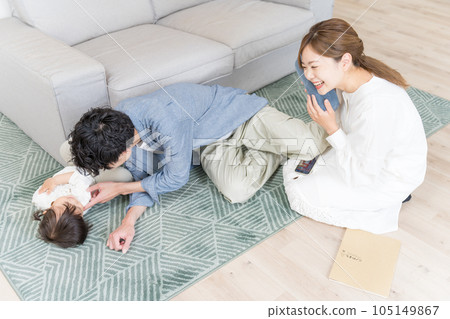三個父母和孩子在客廳和孩子們玩耍 105149867