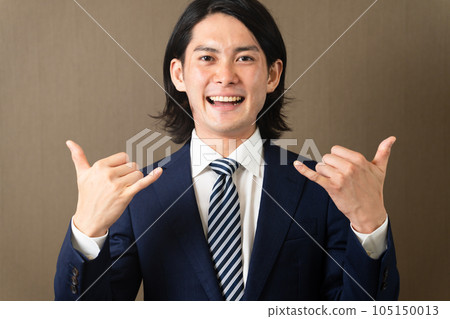 年輕商人用阿羅哈姿勢鼓勵 年輕商人用阿羅哈姿勢鼓勵 105150013