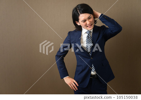 抓他的頭的年輕商人 105150038