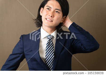 抓他的頭的年輕商人 105150039