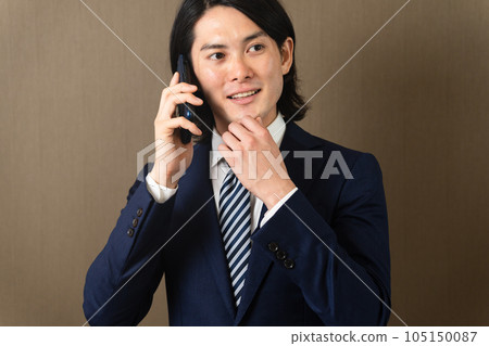 年輕商人用智能手機交談 年輕商人用智能手機交談 105150087