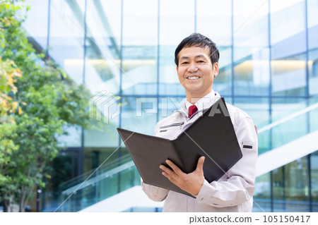 Middle-aged man wearing business clothes "Photography cooperation LINK FOREST" 105150417