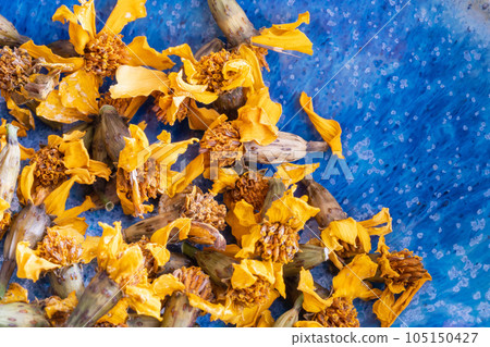 幹小野菊的特寫。花茶有可愛的黃色花朵。 105150427