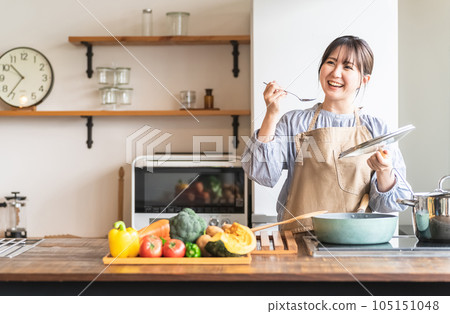 穿著圍裙的女人/家庭主婦在廚房（咖啡館）品嚐食物 105151048