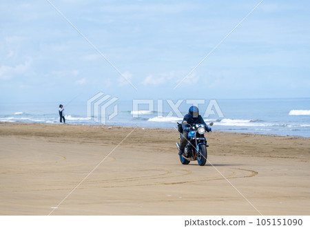 Image of motorcycle running along Chirihama Nagisa Driveway|Japan's only coast where you can drive by car|Hakui City, Ishikawa Prefecture Image of motorcycle running along Chirihama Nagisa Driveway|Japan's only coast where you can drive by car|Hakui City, Ishikawa Prefecture 105151090