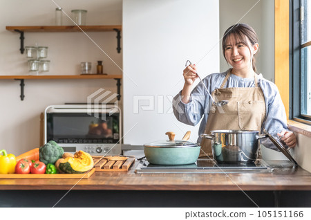 亞洲女人在廚房做飯（咖哩燉菜） 105151166