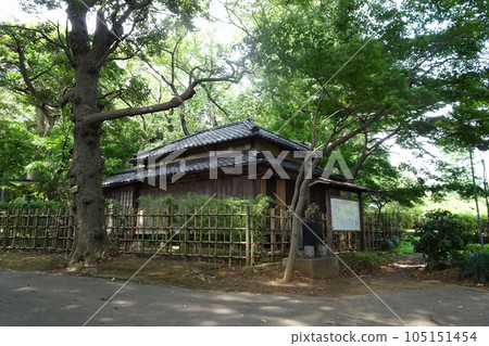 An old wooden building relocated to Satomi Park and an explanation board [Shiensosha] Ichihara City, Chiba Prefecture 105151454