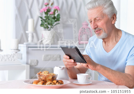 senior man using tablet 105151955