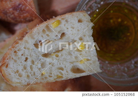 Homemade bread (focaccia) and olive oil 105152068